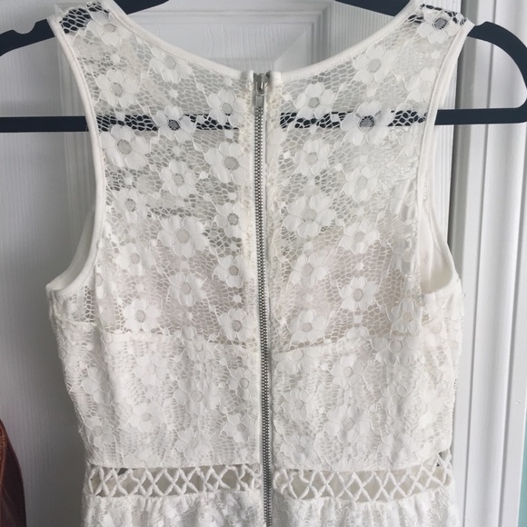 Lace open back dress - Picture 3 of 4